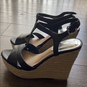 Vince Camuto Inslo2 Black and Cream Wedges.